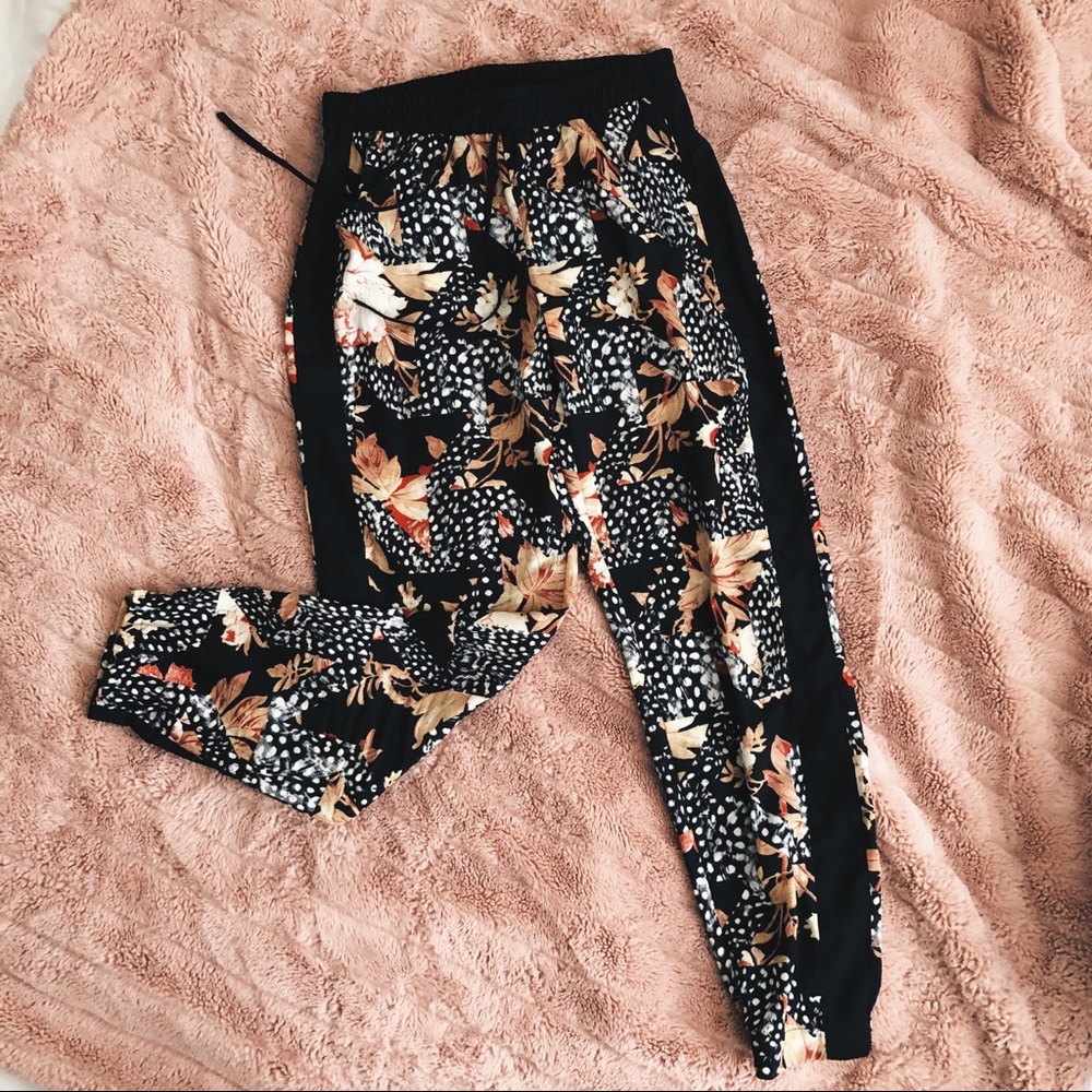 *TEMP SALE* LIKE NEW Topshop jogger floral